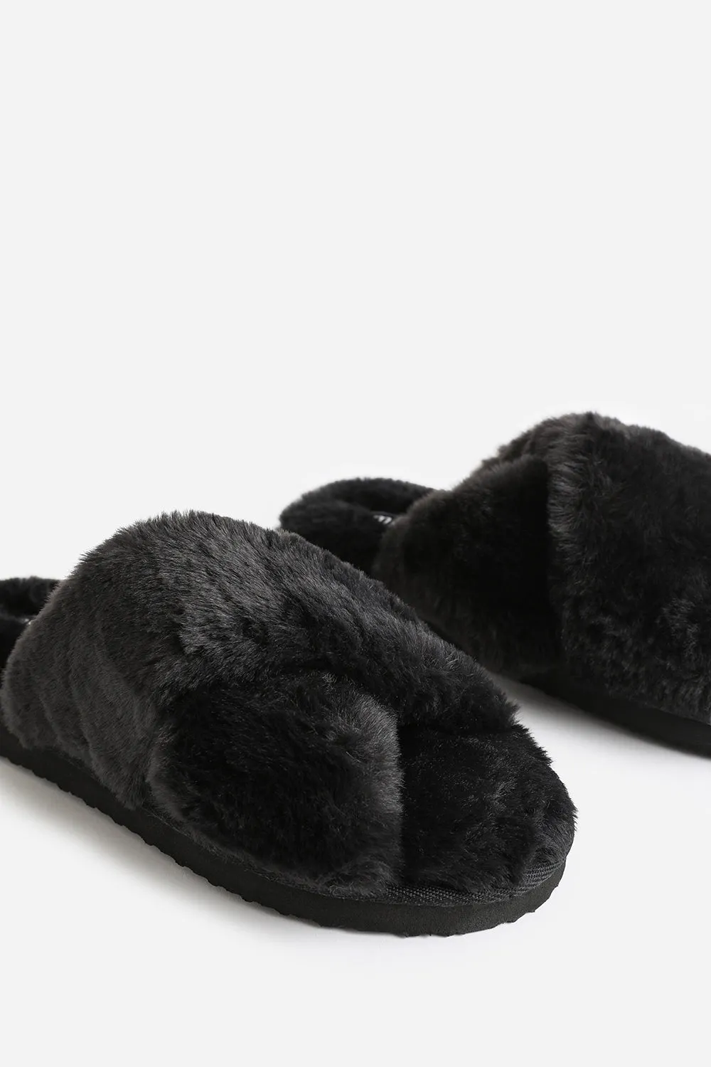 WEEKEND CROSS OVER FLUFFY SLIPPERS IN BLACK